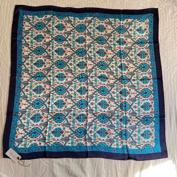 NWT Pure 100% Silk Square Scarf/Hijab Made in Turkey - Picture 2 of 6